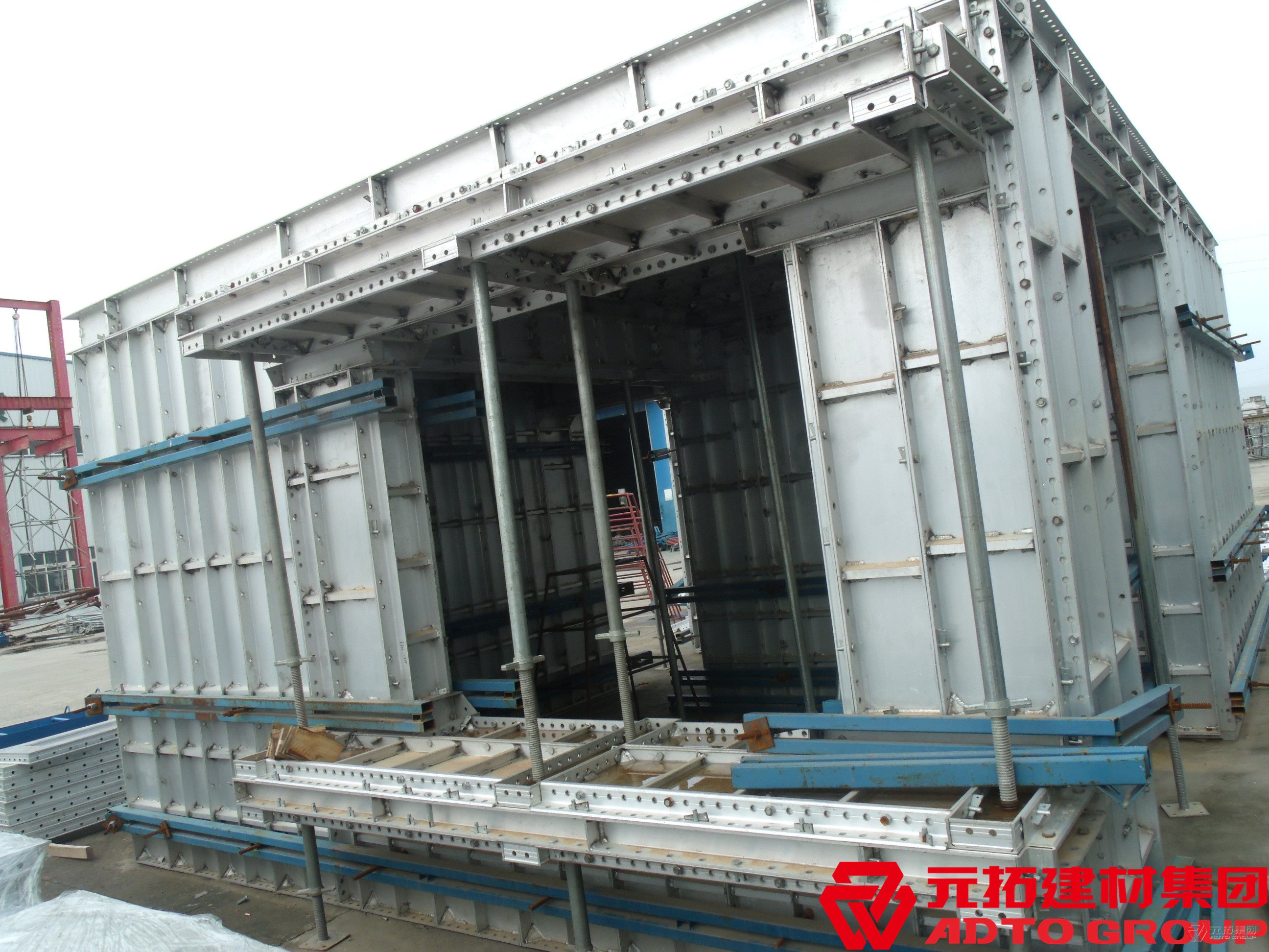 鋁合金模板系統由哪些構件組成？有何特點？